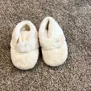 UGG Kids Fluffy Slippers in Cream